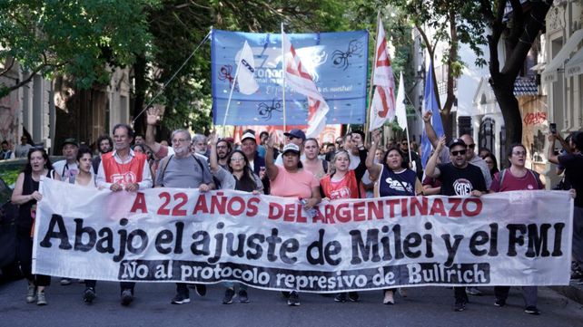 Organizaciones sociales y políticas marcharon por las calles de Rosario para conmemorar la represión de diciembre de 2001 y rechazar las políticas de ajuste económico y el protocolo anti piquetes. 