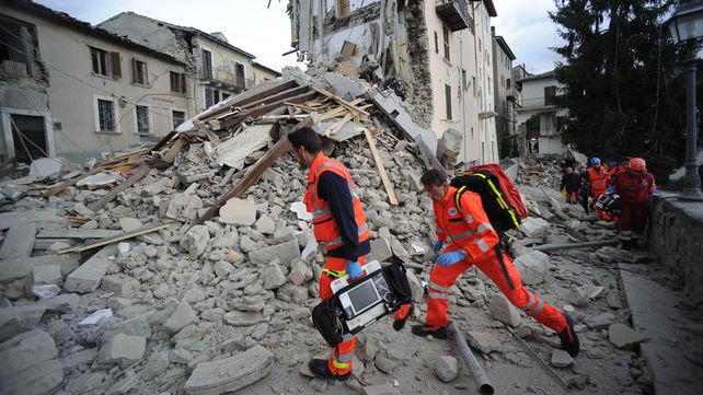 Ascienden a 120 los muertos por el devastador terremoto en el centro de Italia