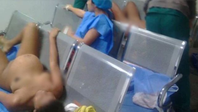 Las distintas versiones de la foto de parturientas atendidas en una sala de espera en Venezuela