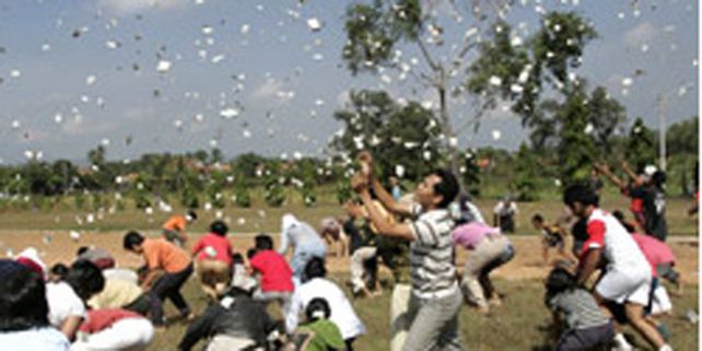Man&aacute; del cielo: una lluvia de dinero cae sobre Indonesia