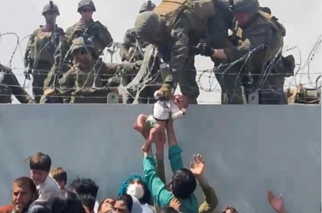 Un video muestra el momento en que un militar pasa a un bebé sobre el muro del aeropuerto de Kabul.&nbsp;