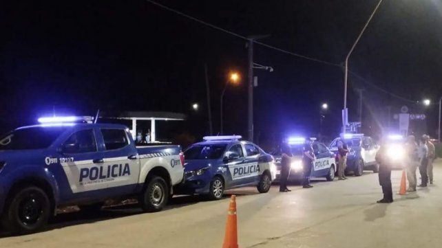 Móviles policiales apostados sobre el camino interprovincial.