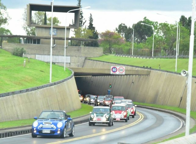 Más de 100 Mini Coopers cruzaron el Túnel subfluvial