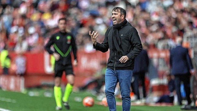 El Alavés de Coudet, sin Garcés, ganó y salió de zona de descenso