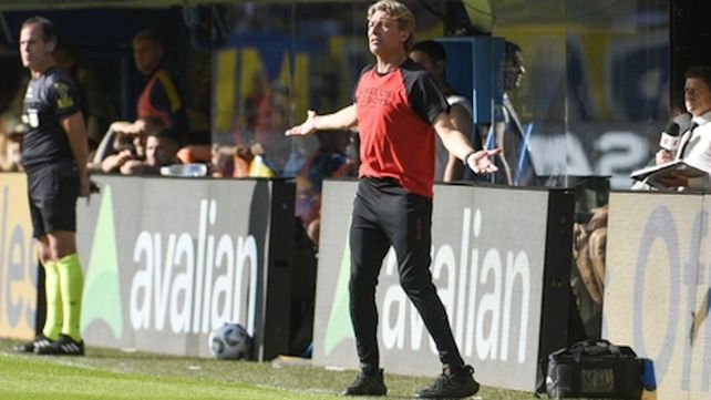 Sin futuro. Heinze abre los brazos como buscando razones de la falta de reacción en un ciclo al que le puso término.