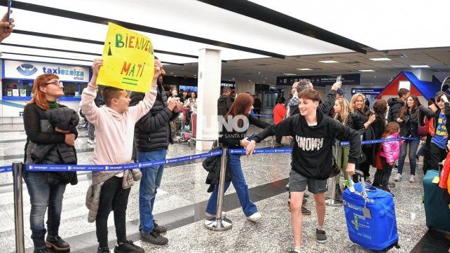 Abrazos y emoción. La llegada de los alumnos al país desde Israel. Crédito: Télam