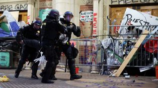 Impactantes imágenes de los enfrentamientos entre estudiantes y policías en las universidades de EE.UU.