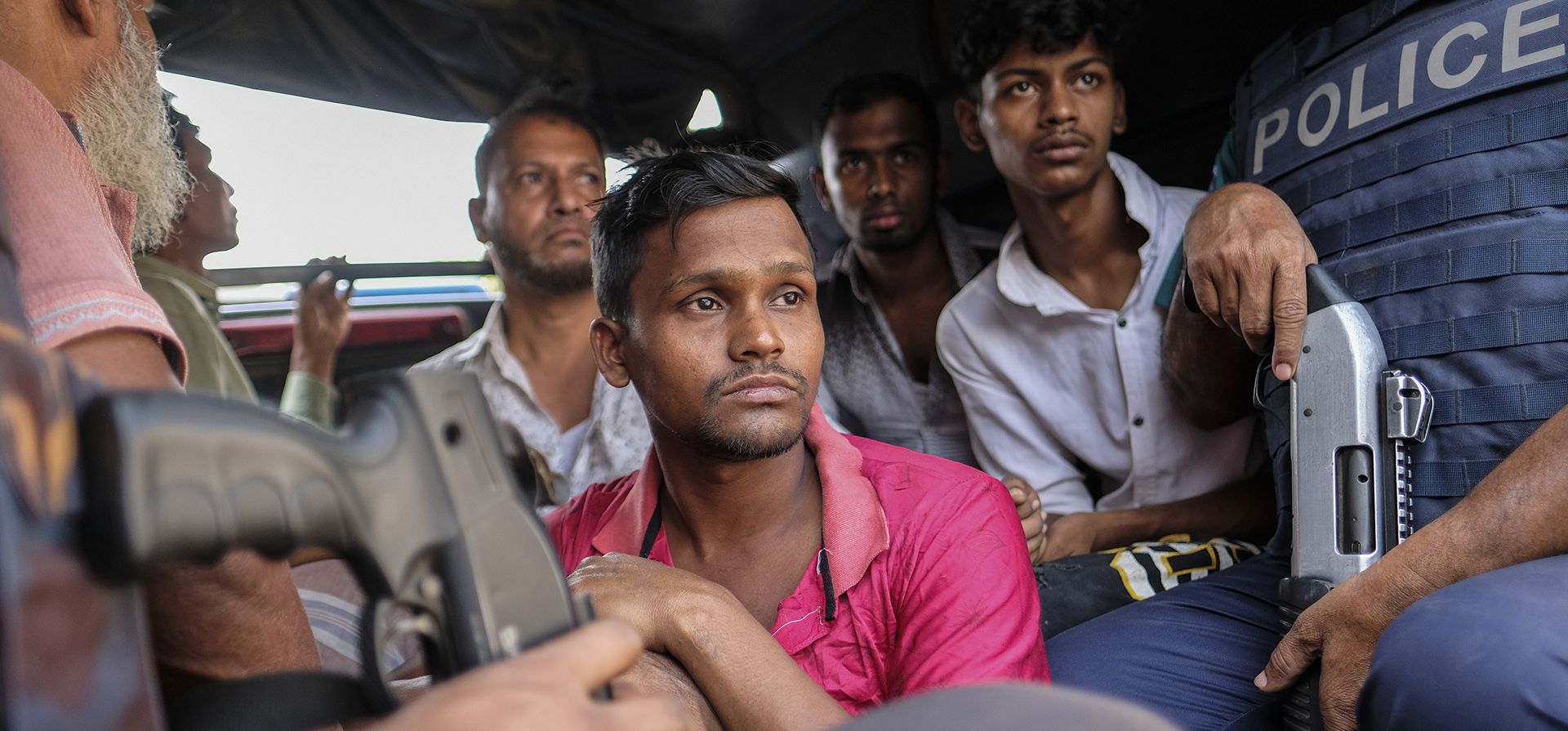 La policía detiene a activistas del principal opositor Partido Nacionalista de Bangladesh (BNP), que intentaban imponer un bloqueo de tres días en Dhaka, Bangladesh, el martes 31 de octubre de 2023. (Foto AP/Mahmud Hossain Opu)