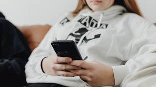 Deepfakes sexuales con IA: qué hacer si tu hijo o hija es víctima y dónde denunciar