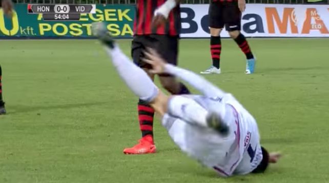 La ridícula simulación de un futbolista serbio tras una infracción inexistente