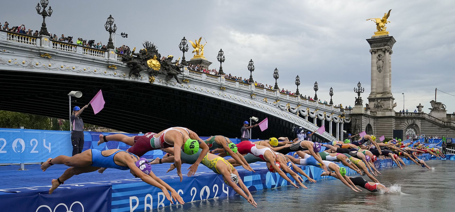 Las atletas se sumergen en el agua para el inicio de la competencia individual de triatlón femenino en los Juegos Olímpicos de Verano de 2024, el miércoles 31 de julio de 2024, en París, Francia. (Foto AP/Vadim Ghirda) Las atletas se sumergen en el agua para el inicio de la competencia individual de triatlón femenino en los Juegos Olímpicos de Verano de 2024, el miércoles 31 de julio de 2024, en París, Francia. (Foto AP/Vadim Ghirda)