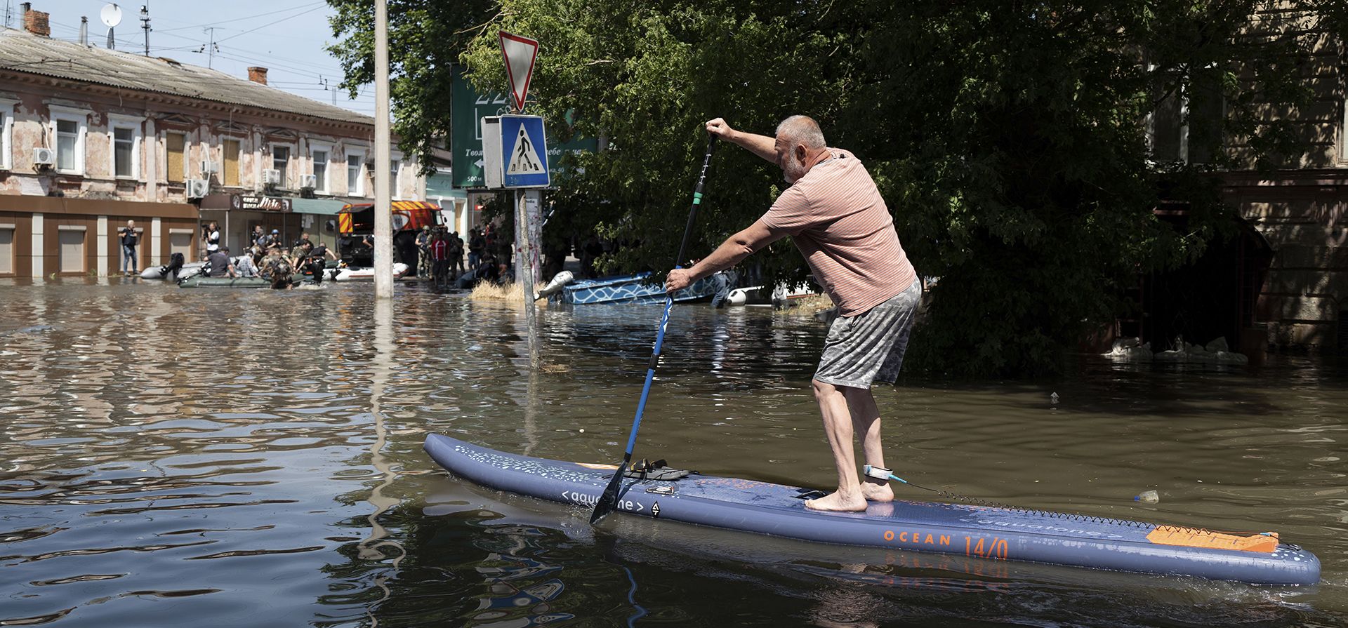 Un hombre usa una tabla de remo para llegar a su casa en un barrio inundado en Kherson, Ucrania, el miércoles 7 de junio de 2023, después de que explotara la represa Kakhovka. Los residentes del sur de Ucrania se preparaban para un segundo día de crecientes inundaciones. (Foto AP/Roman Hrytsyna) Un hombre usa una tabla de remo para llegar a su casa en un barrio inundado en Kherson, Ucrania, el miércoles 7 de junio de 2023, después de que explotara la represa Kakhovka. Los residentes del sur de Ucrania se preparaban para un segundo día de crecientes inundaciones. (Foto AP/Roman Hrytsyna)