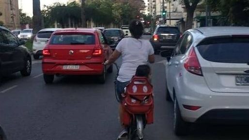 Ciclistas reclaman por autos estacionados sobre Bulevar
