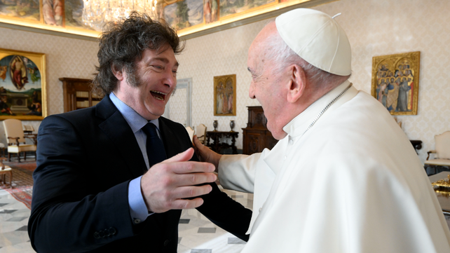 El saludo entre Javier Milei y el Papa Francisco dejó a atrás las fuertes críticas que el entonces candidato a presidente lanzó contra el líder de la Iglesia Católica.