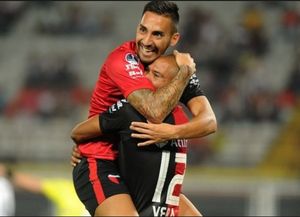 Vienen por el goleador de Colón