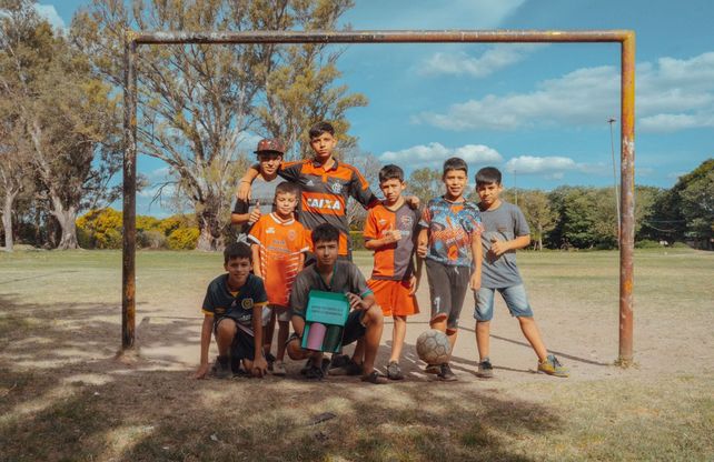 Tomás con los chicos del club de fútbol Fenikks que fundó en su barrio