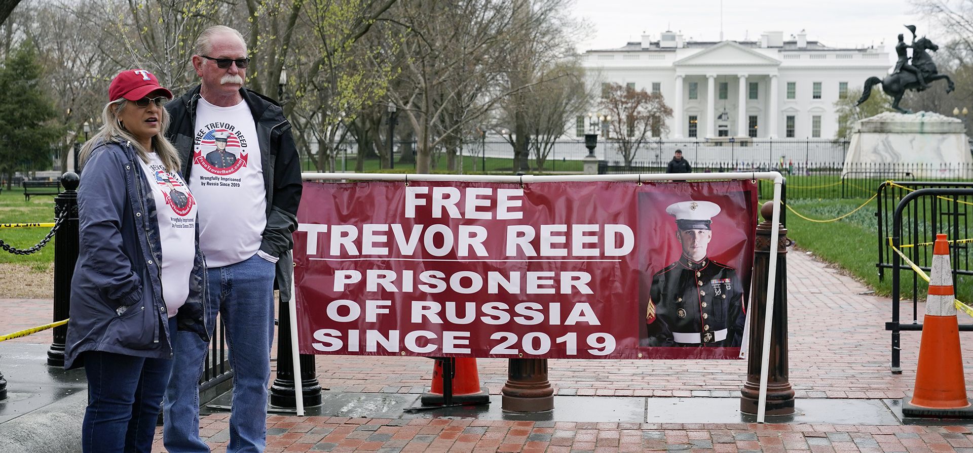 Joey y Paula Reed, padres del veterano del Cuerpo de Marines de EE. UU. y prisionero ruso Trevor Reed, se paran en el Parque Lafayette cerca de la Casa Blanca, el miércoles 30 de marzo de 2022, en Washington. Los Reed están instando al presidente Joe Biden a abogar por la liberación de su hijo de su condena de nueve años de prisión por cargos que alegan que agredió a agentes de policía en Moscú.