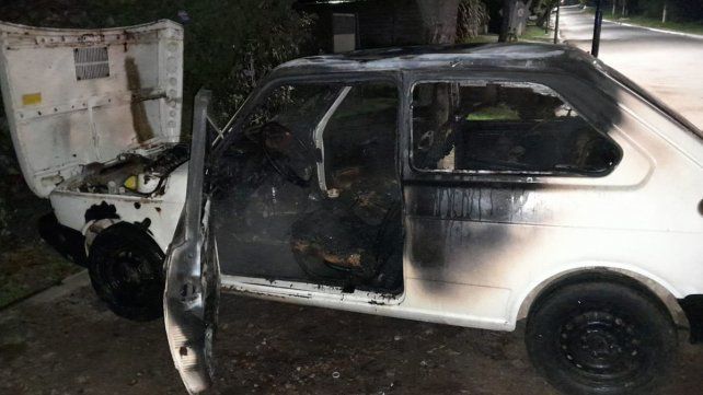 Detuvieron a un hombre por prender fuego un auto en La Paz.