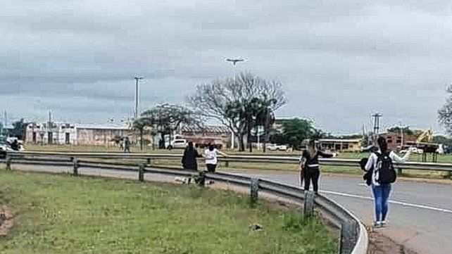 Largas esperas. Por la crisis hay más docentes y estudiantes haciendo dedo en las rutas.