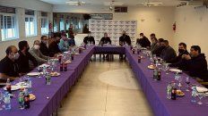 Una reunión sindical por perspectiva de género sin mujeres y con botellas de vino mal escondidas Una reunión sindical por perspectiva de género sin mujeres y con botellas de vino mal escondidas