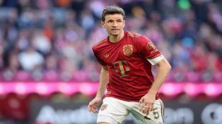 Thomas Müller confesó que sería increíble jugar contra Boca y elogió al Superclásico.