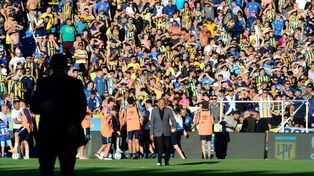 Miguel Ángel Russo con los hinchas de fondo. El equipo canalla será acompañado en su excursión a Salta.