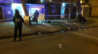 Personal de AIC trabaja en la almacén de Garzón al 3800, donde mataron a Zoe Romero, una chica de 15 años.