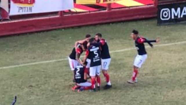 Felicidad charrúa. Paulo Killer anotó la igualdad en el final del partido y todo Central Córdoba celebra el punto ante Deportivo Español.&nbsp;