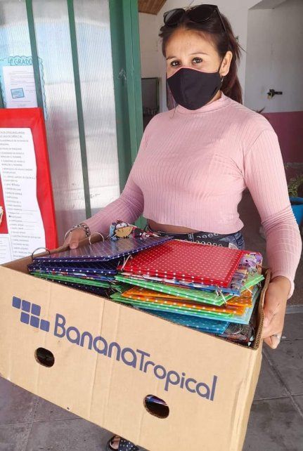 En Santa Elena una mujer hace carpetas de cartón para regalar a los chicos