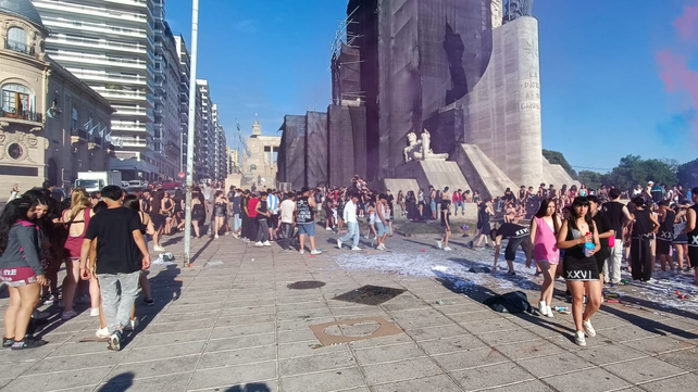 Miles de estudiantes llegaron esta mañana hasta el Momento para celebrar el fin del ciclo lectivo