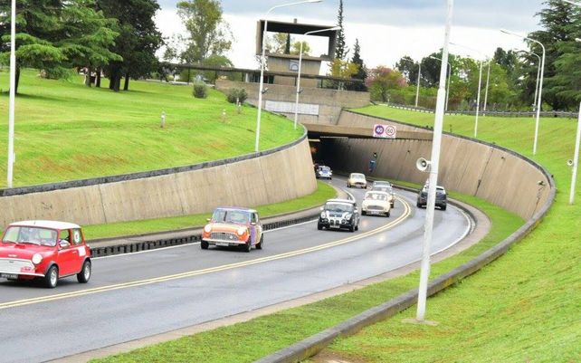 Más de 100 Mini Coopers cruzaron el Túnel subfluvial