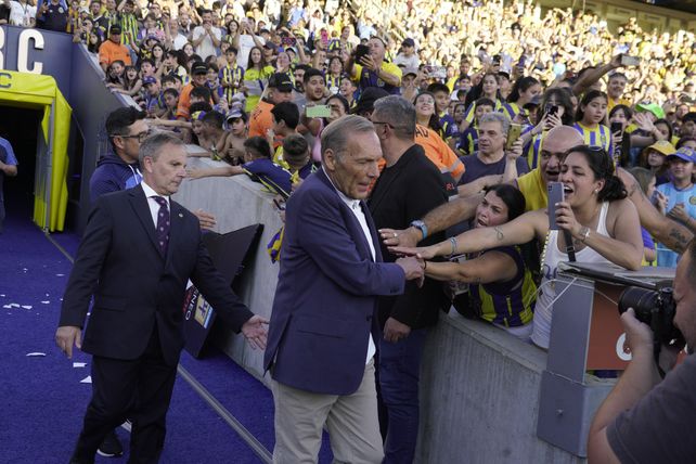 Russo recibe el cariño de los hinchas de Central la última vez que le tocó venir como técnico del equipo visitante.