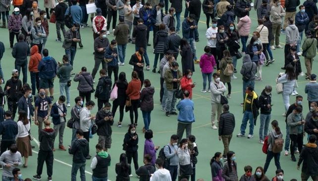 Control. China mantiene una política de cierres estrictos y pruebas clínicas masivas.