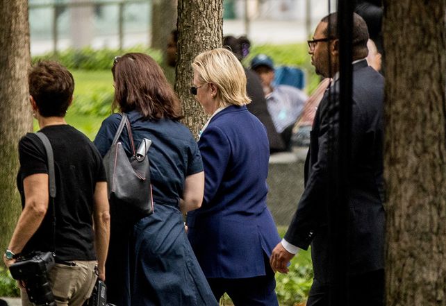 salida. Clinton se va del lugar del acto. Segundos después se desplomaría en los brazos de sus asistentes.&nbsp;