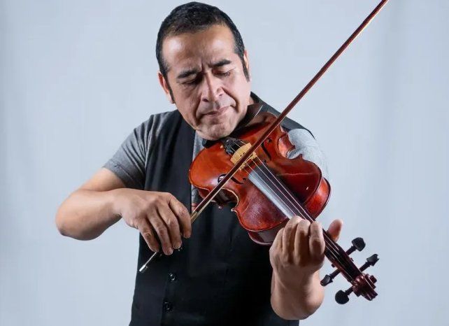 El santiagueño Néstor Garnica lleva su violín y todo su folklore a Central Córdoba.