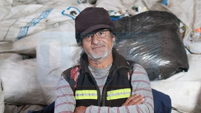 Recicladores ganan el pan y el respeto caminando la ciudad