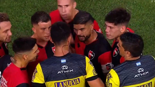 Tras la revisión del VAR, Rey Hilfer expulsó a Banega y desató las protestas de los jugadores de Newells.