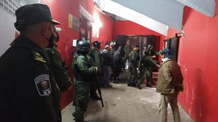 El operativo policial en imágenes: así desarticularon el búnker de la barra brava de Newells en el Coloso