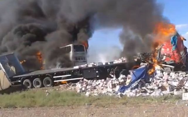 Pavoroso. El colectivo y el camión brasileño son un amasijo de hierros en medio del fuego