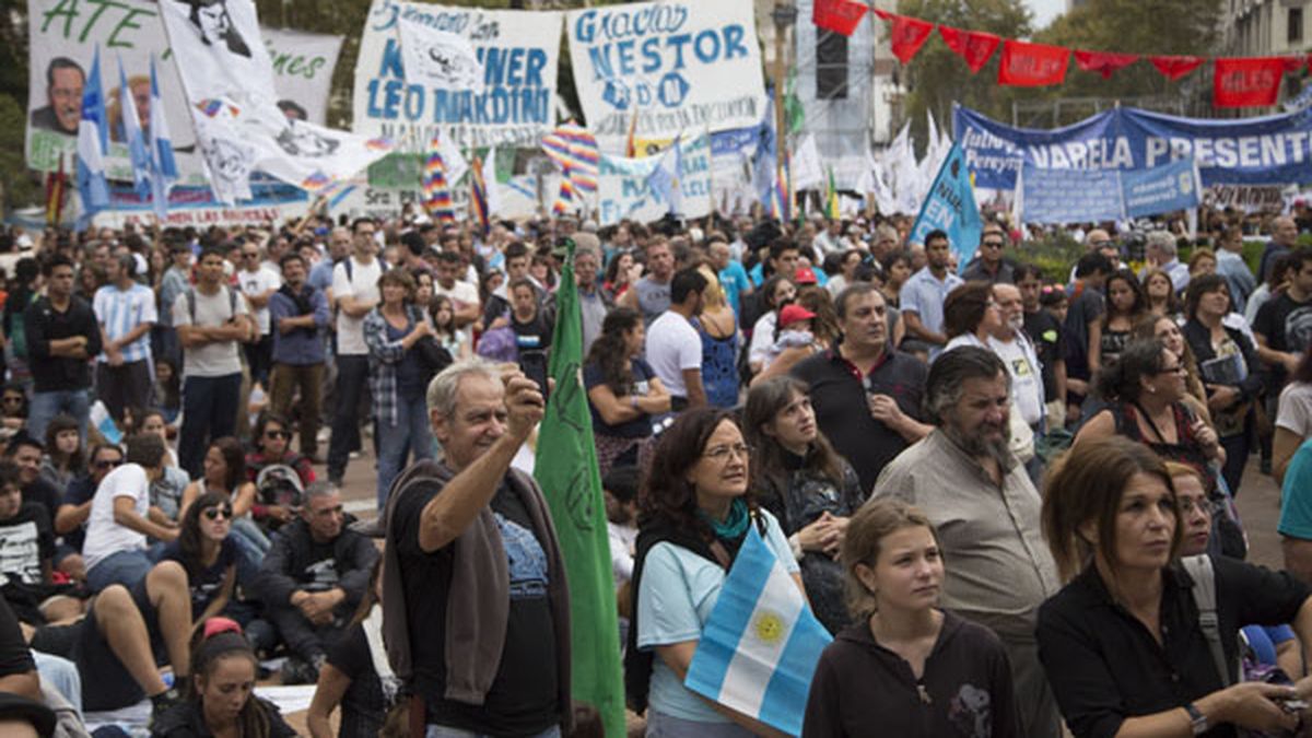 Miles de personas marcharon a Plaza de Mayo a 39 años del golpe cívico ...
