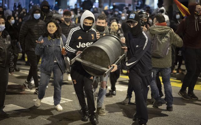 Manifestantes marchan condenando el arresto del artista de rap Pablo Hasél en Barcelona