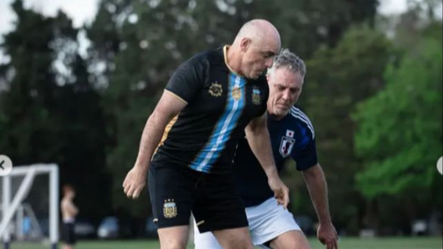 La acción futbolística también se presenta en el Jockey Club.