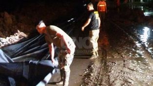 Refuerzan las defensas de Villa Minetti ante el pronóstico de lluvias