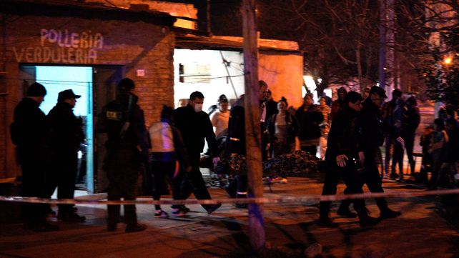El cuerpo de Catalina Aquino es retirado de su casa. Fue el miércoles pasado. Dos horas después de la captura del supuesto asesino de su hijo.