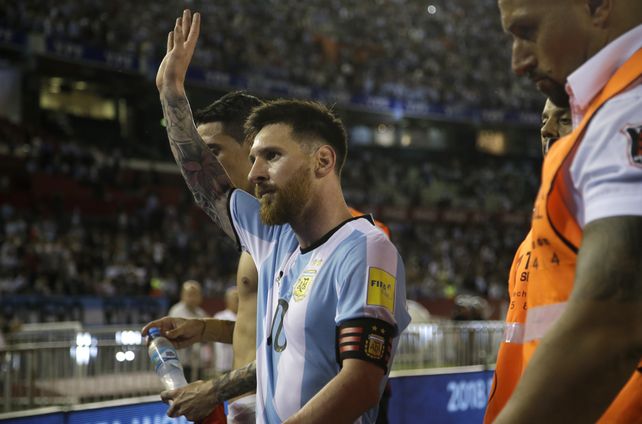 Messi se puso al hombro la selección, fue ovacionado y salvó las papas en el Monumental