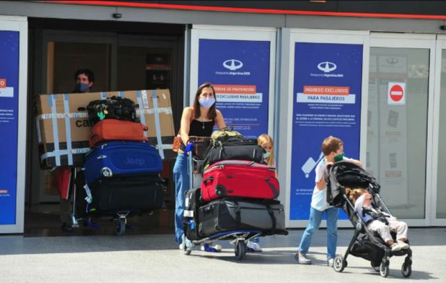 Los argentinos que regresen del exterior podrán optar por PCR o cuarentena