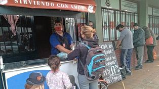 Reparten sopa en el centro de la ciudad de Santa Fe y cada vez asisten a más personas