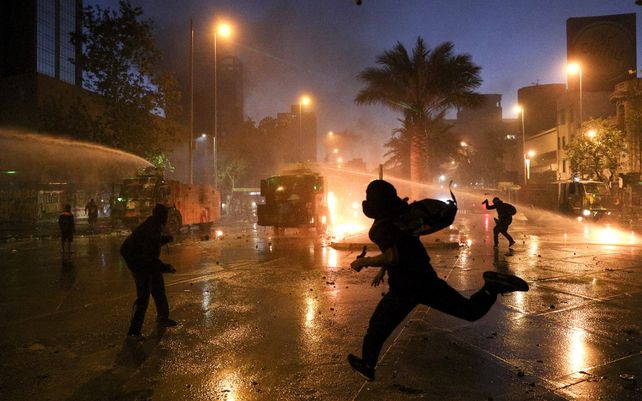 Incendios y destrozos a un año de las protestas sociales que sacudieron a Chile