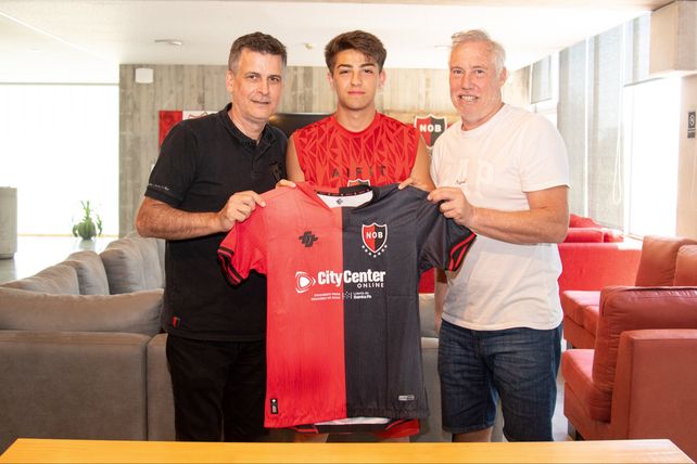 Newells renovó el contrato de Valentino Acuña, una de sus grandes ...