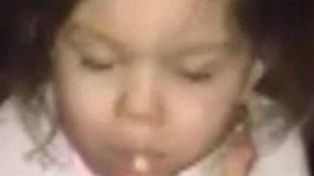 La polémica foto de una niña de un año fumando desata la ira en las redes sociales